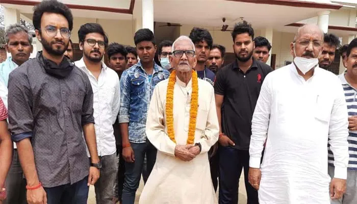यूपी: पिता के ग्राम प्रधान बनने पर बेटे ने उठाया ऐसा कदम, जानकर कहेंगे Wow!