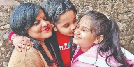 मदर्स डे: एक पीसीएस अधिकारी अपने बच्चों को गले लगाकर भी नहीं सो सकती, जानिए क्यों…