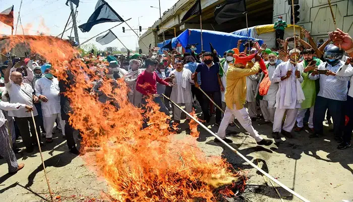 किसानों का काला दिवस: आंदोलन के 6 महीने पूरे होने पर लगाए सरकार विरोधी नारे, फूंके पुतले