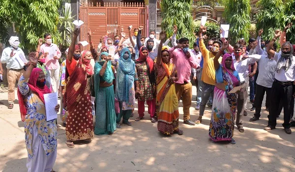 मुरादाबाद : 50 करोड़ रुपए लेकर चिट फंड कंपनी हुई फरार, गुस्साए लोगों ने किया हंगामा