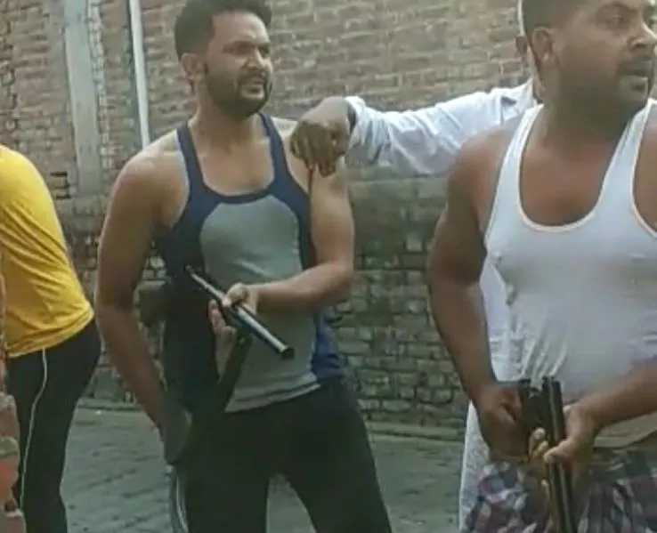 बरेली: सड़क पर बंदूक लेकर उतरे लोग, फायरिंग से दहशत, मीट बेचने को लेकर हुआ विवाद, 4 गिरफ्तार