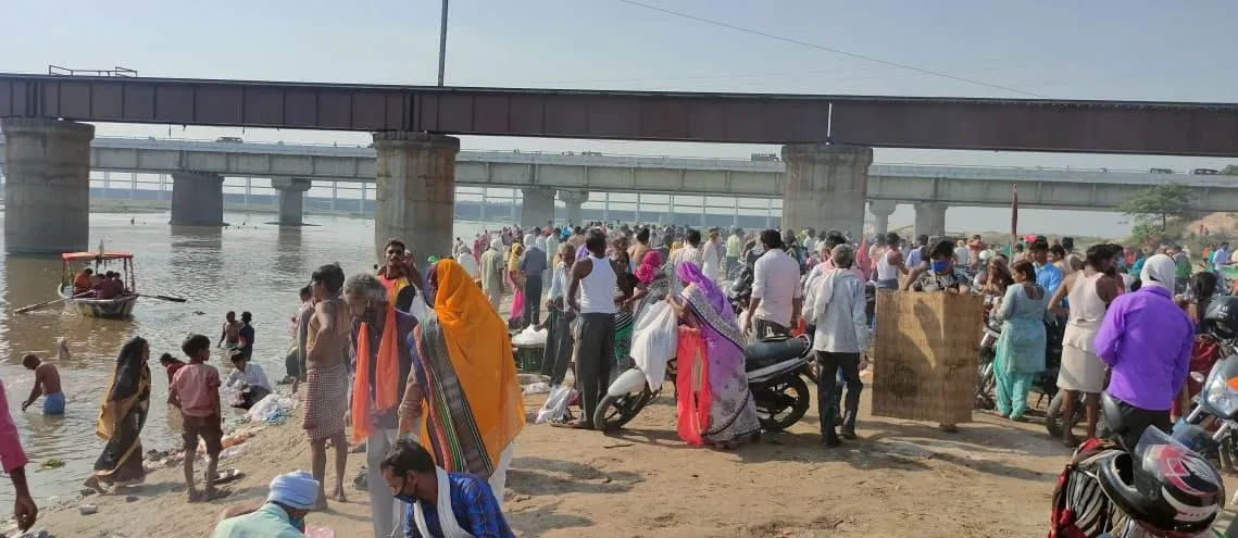 बरेली: गंगा में डुबकी लगाकर कोरोना मुक्ति के लिए की प्रार्थना