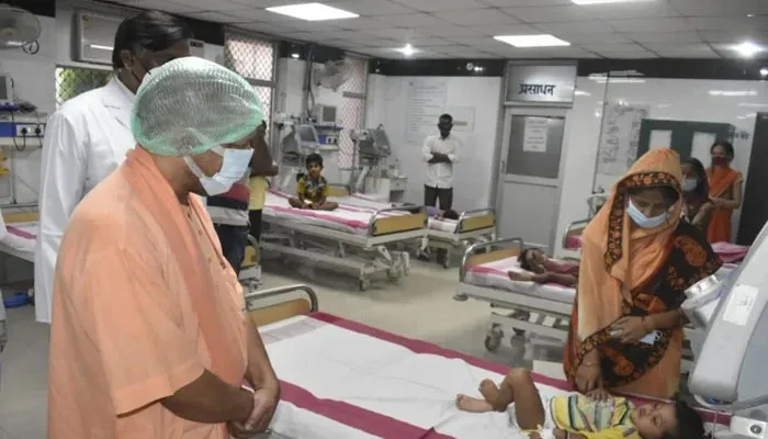 बीआरडी मेडिकल कॉलेज पहुंचे सीएम योगी, हाई डिपेंडेंसी यूनिट में भर्ती मरीजों का जाना हाल