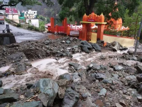 हल्द्वानी: तेज बारिश के चलते कैंची धाम के पास आया मलवा, यातायात ठप