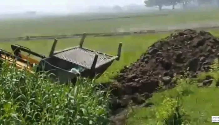 कोरोना का ऐसा खौफ, पिता की मौत के बाद बेटों ने नहीं दिया कंधा, जेसीबी से कराया जमीन में दफन