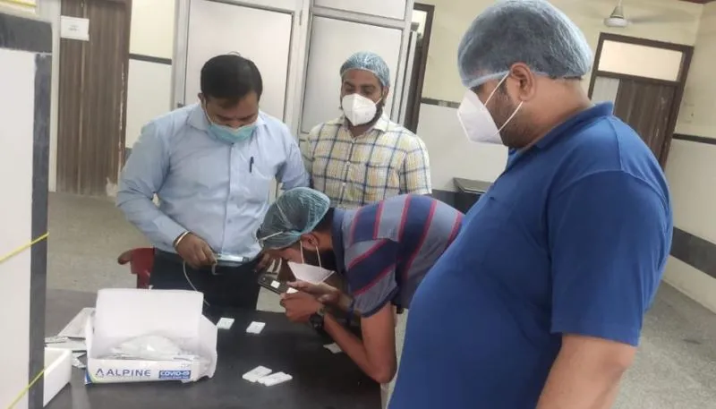 बरेली: खराब किट की जांच को नहीं पहुंची टीम, दूसरी कंपनी के प्रतिनिधि ने किया परीक्षण