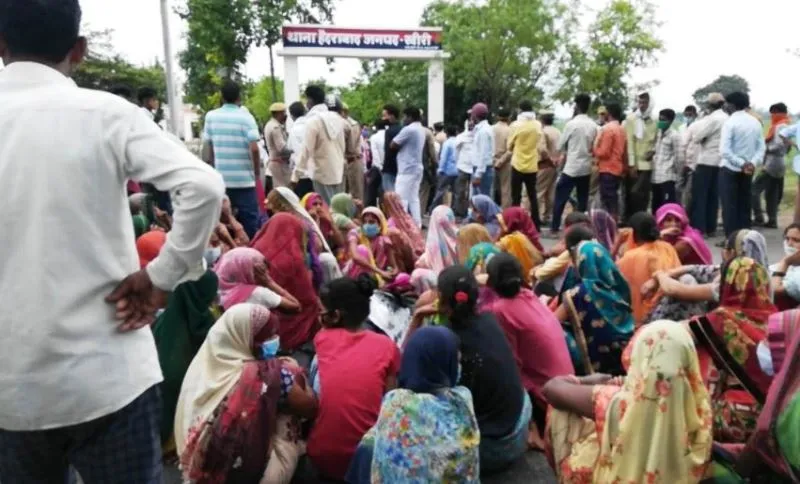 लखीमपुर खीरी: शव को थाने के सामने रखकर लगाया जाम