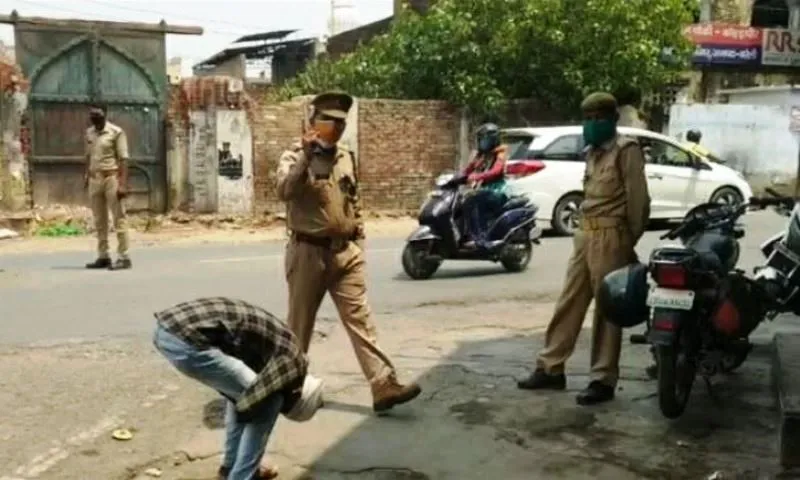 बरेली: लॉकडाउन में बेवजह घूमने वालों पर सख्ती, मुर्गा बनाया…लगवाई उठक-बैठक