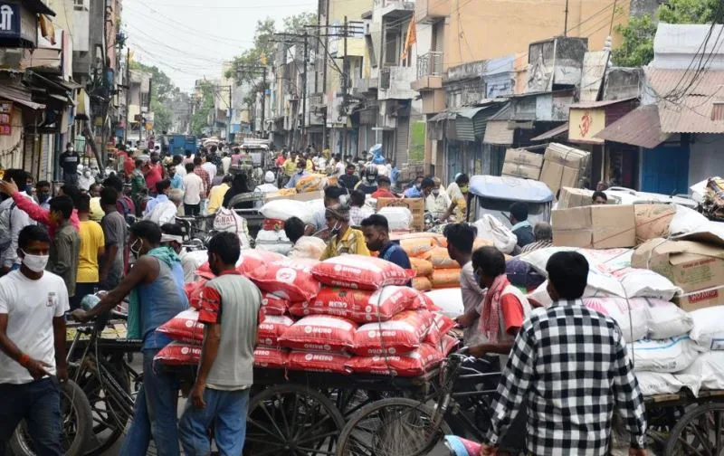 बरेली: ऐसे कैसे जीतेंगे कोरोना से जंग?, जब बाजार में खुद दे रहे संक्रमण को दावत