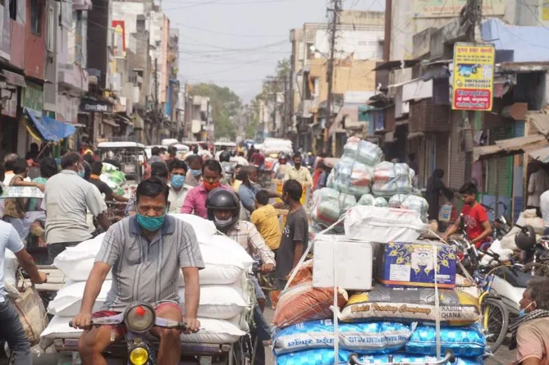 बरेली: भीड़ से लॉकडाउन ध्वस्त, बाजार में खरीदारी को उमड़े लोग