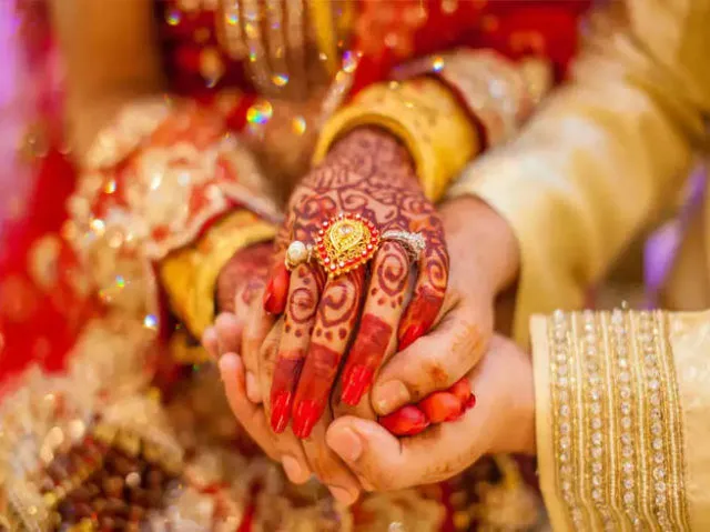 Wedding Rituals Meaning And Science : Know About Wedding Rituals | शादी की रस्मों के बारें में जानें, क्यों चुराते हैं जूते?, क्यों पहनाते हैं वरमाला? - Photo | नवभारत टाइम्स