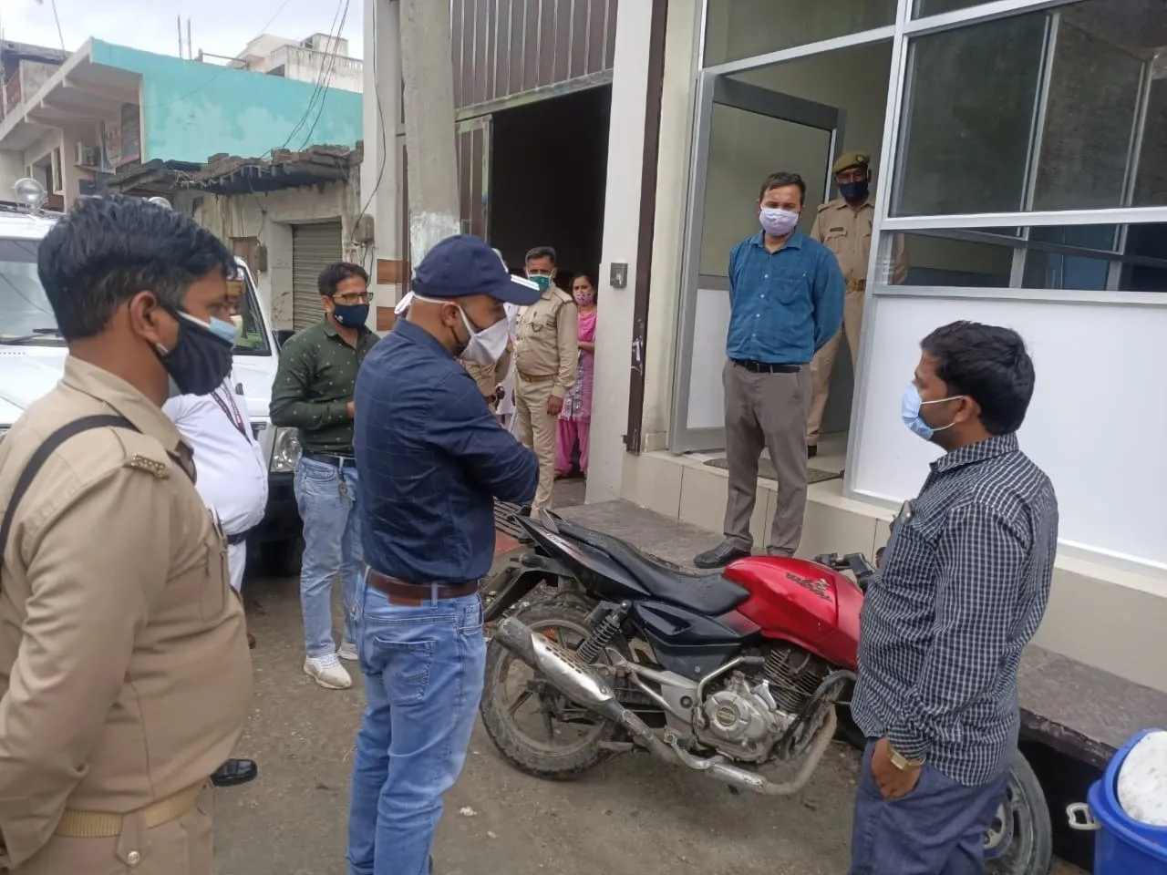 मुरादाबाद: पाकबड़ा में अवैध नर्सिंग होम पर अफसरों का छापा, सील