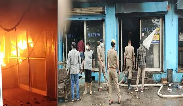 मुरादाबाद : शॉर्ट सर्किट से तीन गोदामों में लगी भीषण आग, लाखों का नुकसान