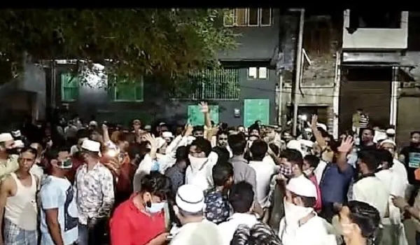 मुरादाबाद : बिजली घर में अय्याशी करते मिले संविदाकर्मी, पता चलने पर लोगों ने किया हंगामा