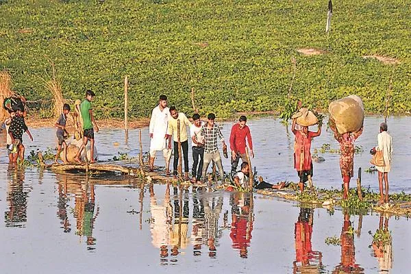 मुरादाबाद: चेताने के बाद भी लकड़ी के खतरनाक पुल पर नहीं बंद कराया गया आवागमन …देखिए तस्वीरें