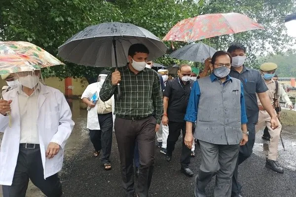 रामपुर : कोरोना आपदा के बीच अस्पताल पहुंचे नकवी, कहा- वैक्सीन को लेकर भ्रम फैला रहे लोग