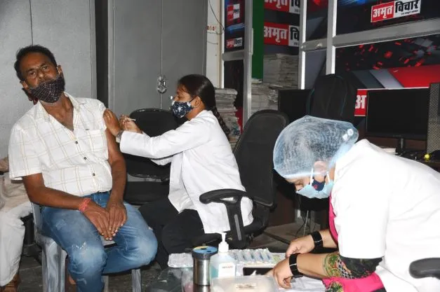 बरेली: अमृत विचार कार्यालय में लगा वैक्सीनेशन कैंप