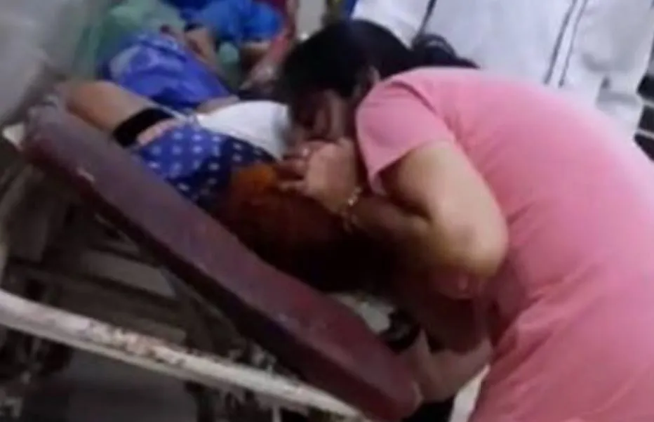 यूपी: बेबसी, लाचारगी, नाउम्मीदी…कैसे बचाएं अपनो को? बीमार मां को मुंह से सांस देतीं बेटियां, मौत