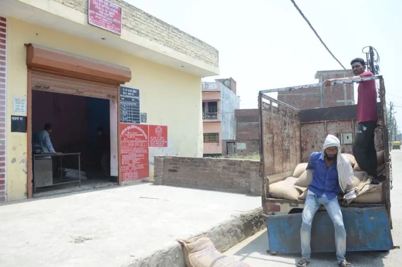 बरेली: कोरोना संक्रमण से कोटेदारों में दहशत, इस मांग को लेकर बंद किया राशन वितरण