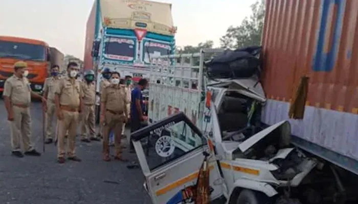 संतकबीर नगर में भीषण सड़क हादसा, एक ही परिवार के 4 सदस्यों की मौत से मचा कोहराम