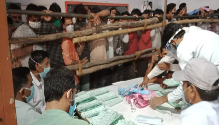 Bareilly Panchayat Chunav Result: पंचायत चुनाव की मतगणना में सोशल डिस्टेंसिंग की उड़ीं धज्जियां