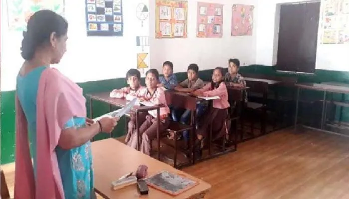 बेसिक शिक्षा परिषद में पहली तबादला पाएं शिक्षकों को बिना वेतन जबरन भेजा जा रहा वापस