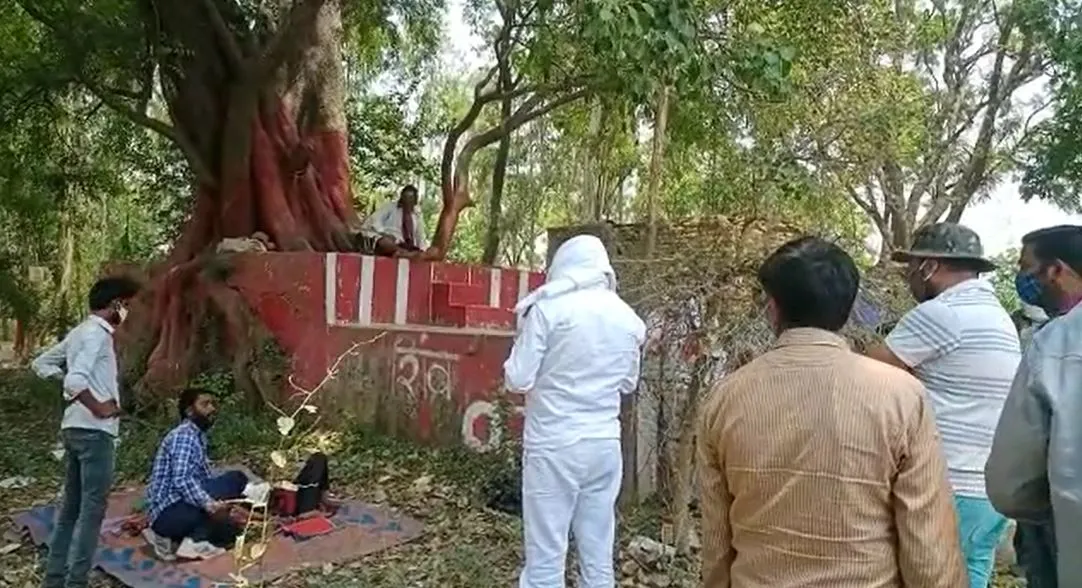 यूपी: सरकारी तंत्र की नाकामी या लोगों की नादानी…पीपल के पेड़ के नीचे रात-दिन बिता रहे कोरोना मरीज