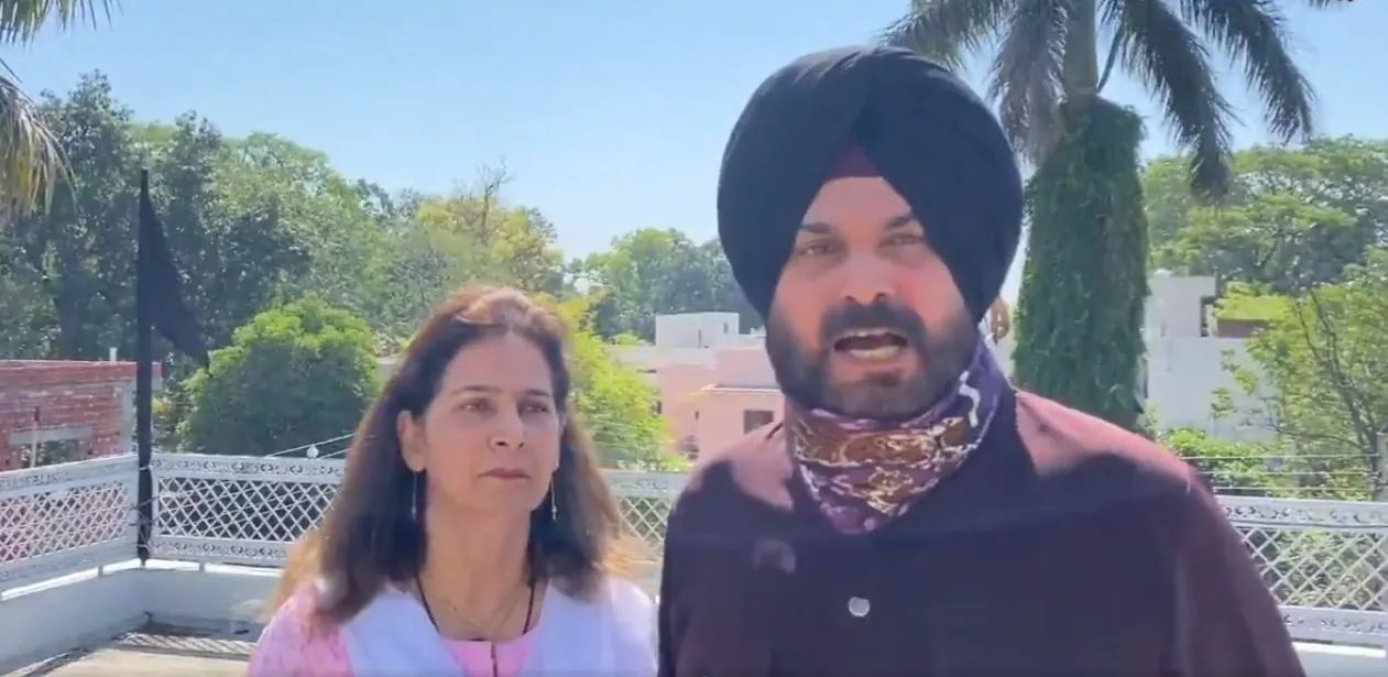 पंजाब: नवजोत सिद्धू ने अपने घर पर काला झंडा लगाकर प्रदर्शनकारी किसानों को दिया समर्थन