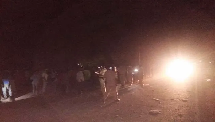 यूपी के इस जिले में लोगों ने पुलिस चौकी पर बोला हमला, कई वाहनों में की जमकर तोड़फोड़