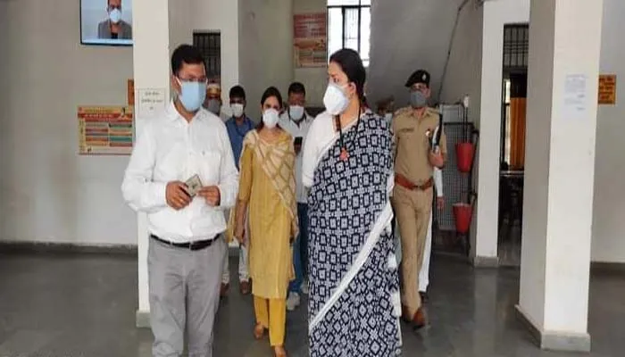 कोरोना से निपटने की तैयारियों का जायजा लेने अमेठी पहुंची स्मृति ईरानी, जानिए फिर क्या हुआ
