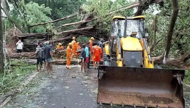 गुजरात में तबाही मचाने के बाद कम कमज़ोर पड़ रहा ‘ताऊ ते’, 10 की मौत