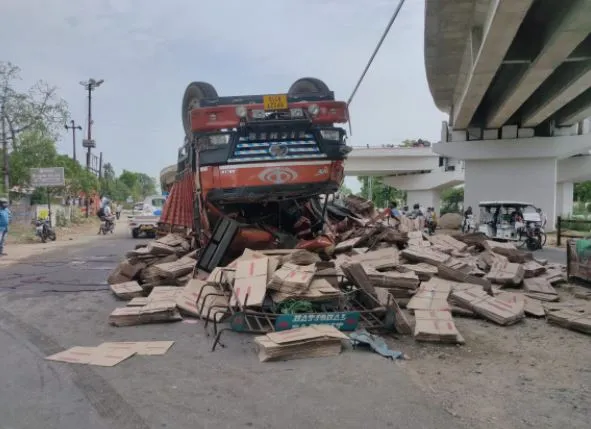 बरेली: आईवीआरआई पुल से गिरा ट्रक, चालक की मौत