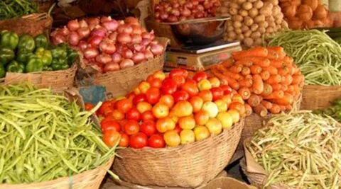 देहरादून: जनता को लूट रहे मुनाफाखोरों पर नकेल कसने को सब्जी मंडी की दुकानों में चस्पा की रेट लिस्ट
