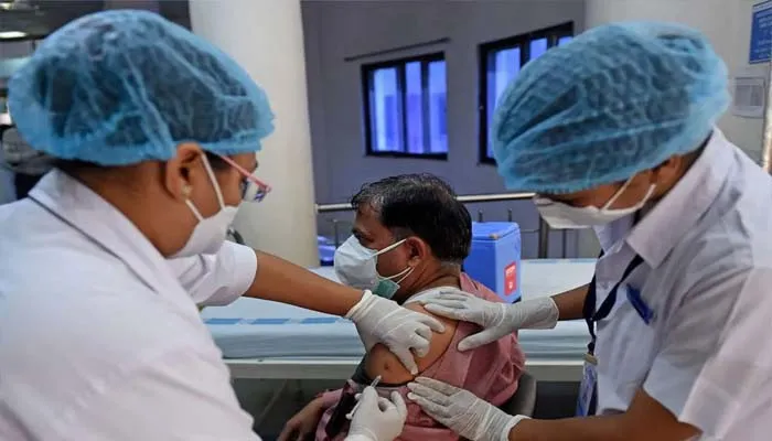 यूपी में बदला कोरोना वैक्सीनेशन का नियम, अब 45+लोगों को सबसे पहले करना होगा ये काम