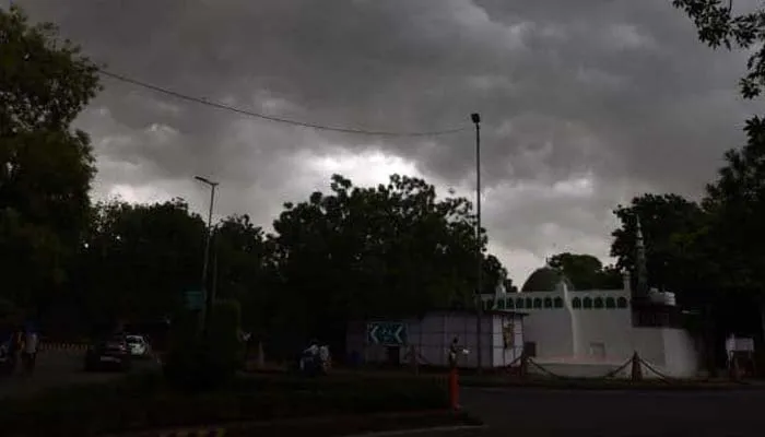 लखनऊ समेत यूपी के 14 जिलों में बदला मौसम, आंधी-पानी के आसार, अलर्ट जारी