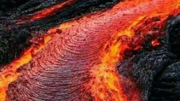 कांगो में ज्वालामुखी फूटने से हाहाकार, जान बचाने पड़ोसी देश रवांडा भाग रहे हैं लोग, कई किलोमीटर तक फैला लावा | volcano erupts in Mount Nyiragongo in congo residents ...