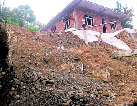 बेरीनाग: दरके पहाड़, भूस्खलन की जद में आए कई परिवार