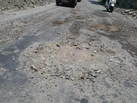 गरमपानी: राष्ट्रीय राजमार्ग के गड्ढे छिपाने को मिट्टी का आसरा