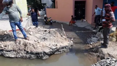 हल्द्वानी: गर्मियों के मौसम में पेयजल की बर्बादी, टूटी पेयजल लाइन से शहर में हो रही है पानी की सप्लाई