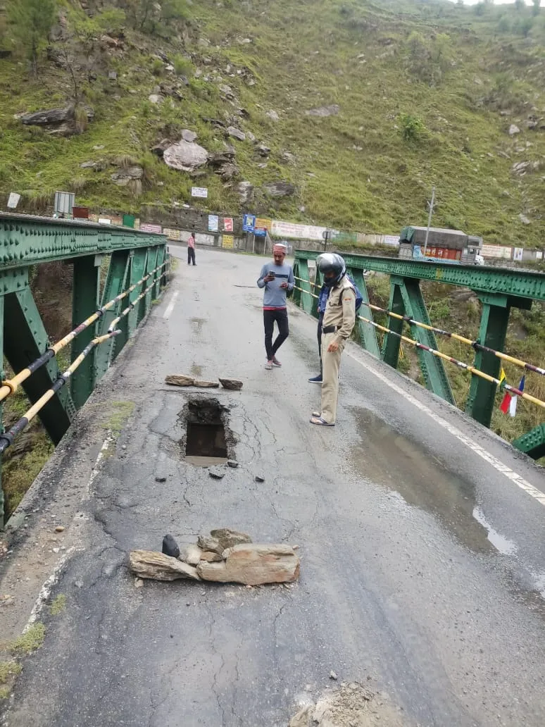 हल्द्वानी: क्वारब पुल क्षतिग्रस्त, यात्रियों और वाहन चालकों की फजीहत