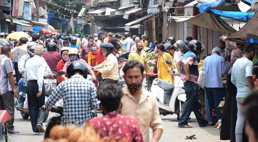 हल्द्वानीः साप्ताहिक छूट में बाजार खुला, लोग पहुंचे, नियम धड़ाम