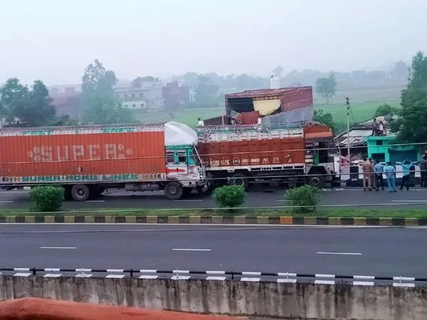 कुशीनगर: दो ट्रकों की टक्कर, पहिये के नीचे कुचले ड्राइवर-खलासी की मौके पर मौत