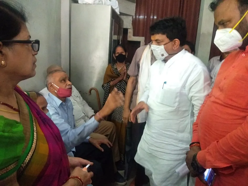 शाहजहांपुर: सूदखोरों की गिरफ्तारी न होने और विवेचना में ढिलाई पर उखड़े मंत्री
