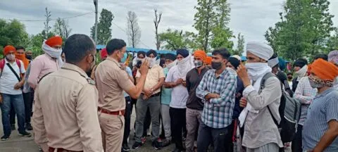बनबसा: रीठासाहिब जा रहे सिख श्रद्धालुओं को जगबूढ़ा पुल पर रोका, हंगामा