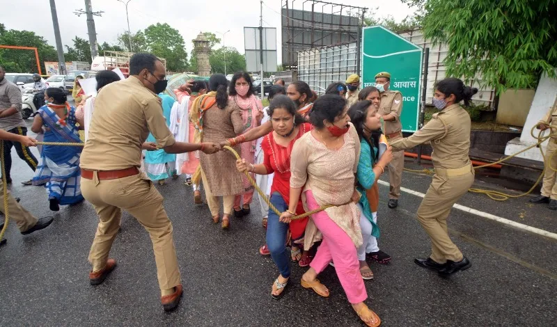 ‘घोटाले’ के विरोध में महिला कांग्रेस का मुख्यमंत्री आवास के बाहर प्रदर्शन, पुलिस से झड़प में 6 घायल