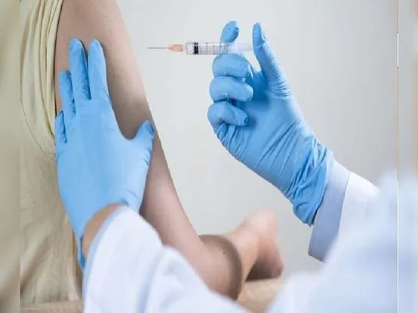 कोरोना वैक्सीन लगवाने के बाद आ रहा बुखार, घबराएं नहीं… ये है फायदेमंद