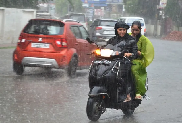 बरेली: देर शाम मौसम हुआ सुहाना, जलभराव और बिजली कटौती ने किया परेशान