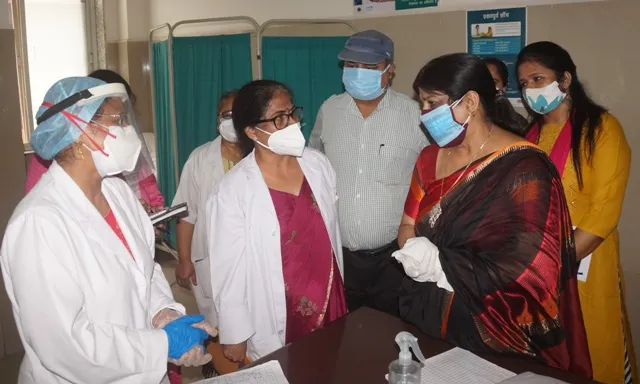 बरेली: वैक्सीनेशन की धीमी रफ्तार पर महिला आयोग की सदस्य मिथलेश अग्रवाल नाराज