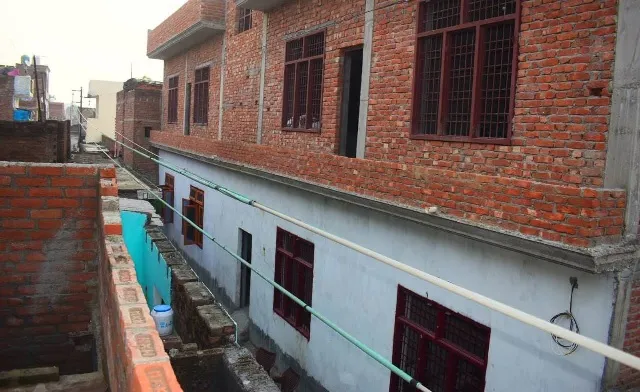 बरेली: घनी आबादी में छतों पर हाईटेंशन, चूकते ही लपक लेती है मौत