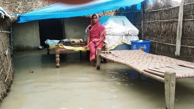 लखीमपुर खीरी: उफनाई घाघरा काट रही कृषि भूमि, कई गांव निशाने पर